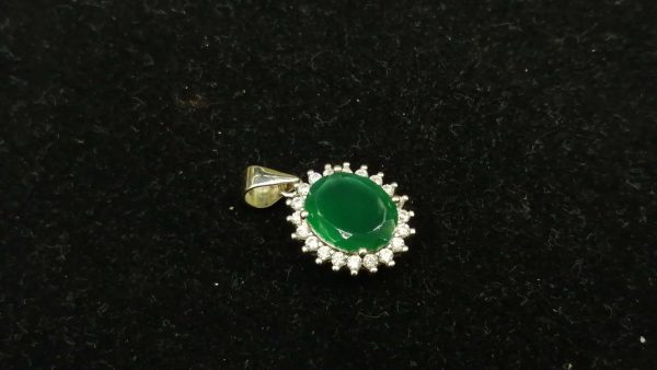 Metal : Silver Colour : Green Stone : Green Onyx Type : Pendant Weight : 1.83 g 绿色玛瑙銀吊飾 宝石 : 绿色玛瑙 颜色 : 绿色 透明 : 好透明 金属:銀 重量:1.83 克