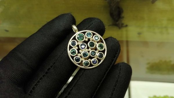 Metal : Silver Colour : Green Stone : Green Sapphire Type : Pendant Weight : 6.38 g 綠色的藍寶石銀吊飾 宝石 : 綠色的藍寶石 颜色 : 绿色 透明 : 好透明 金属:銀 重量:6.38 克