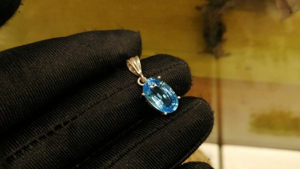 Metal : Silver Stone : Blue Topaz Type : Pendant Weight : 1.88 g 蓝色托百石銀吊飾 宝石 :蓝色托百石 颜色 : 蓝色 透明 : 好透明 金属:银 重量 : 1.88 克
