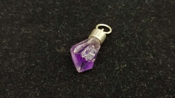 Metal : Silver Stone : Amathyst Type : Crystal Pendant Weight : 3.09 g 紫晶銀吊飾 宝石 :紫晶 颜色 : 紫色 透明 : 好透明 金属:银 重量:3.09 克