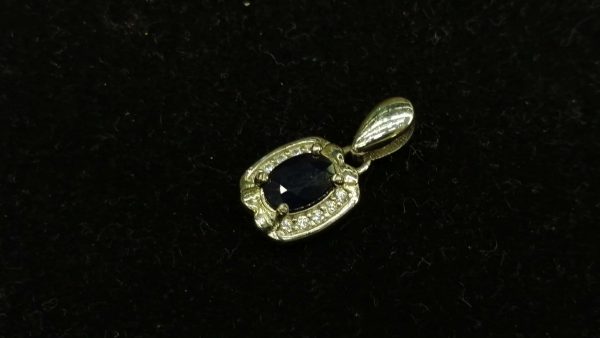 Metal : Silver Stone : Dark Blue Sapphire Type : Pendant Weight :. 1.12 g 黑暗蓝宝石銀吊飾 宝石 :黑暗蓝宝石 颜色 : 黑暗蓝色 透明 : 好透明 金属:银 重量:1.12 克