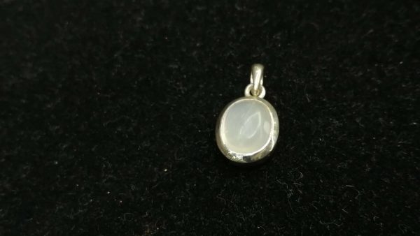 Metal : Silver Stone : Moonstone Type : Pendant Weight : 2.90 g 月亮石銀吊飾 宝石 : 月亮石 颜色 : 白色 透明 : 好透明 金属:银 重量:2.90 克