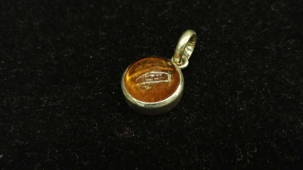 Metal : Silver Colour : Orange Stone : Hassonite garnet Type : Pendant Weight : 7.11 g Cut : Cabochon 肉桂石銀吊飾 (石榴石) 宝石 :肉桂石 (石榴石) 颜色 : 橙色 透明 : 好透明 金属:银 重量:7.11 克