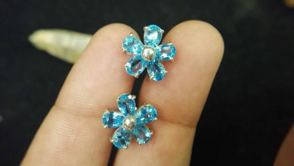 Metal : Silver Stone : Blue Topaz Type : Earing Weight : 3.49 g 蓝色托百石銀耳環 宝石 :蓝色托百石 颜色 : 蓝色 透明 : 好透明 金属:银 重量 : 3.49 克