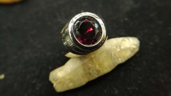 Metal : Standard 925 Silver Colour : Red Stone : Garnet Weight : 11.88 g Type : Ring 石榴石銀介指 宝石 : 石榴石 颜色 : 红色 透明 : 好透明 金属:银 重量:11.88 克