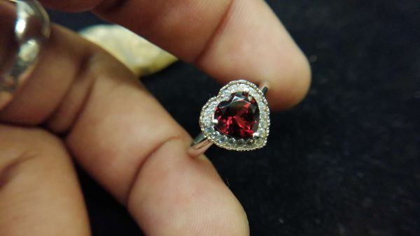 Metal : Standard 925 Silver Colour : Red Stone : Garnet Weight : 2.73 g Type : Ring 石榴石銀介指 宝石 : 石榴石 颜色 : 红色 透明 : 好透明 金属:银 重量:2.73 克