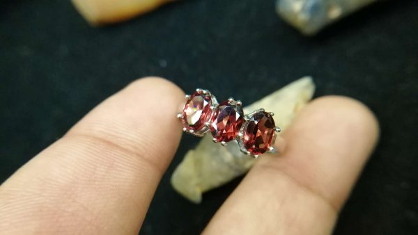 Metal : Standard 925 Silver Colour : Red Stone : Garnet Weight : 3.02 g Type : Ring 石榴石銀介指 宝石 : 石榴石 颜色 : 红色 透明 : 好透明 金属:银 重量:3.02 克