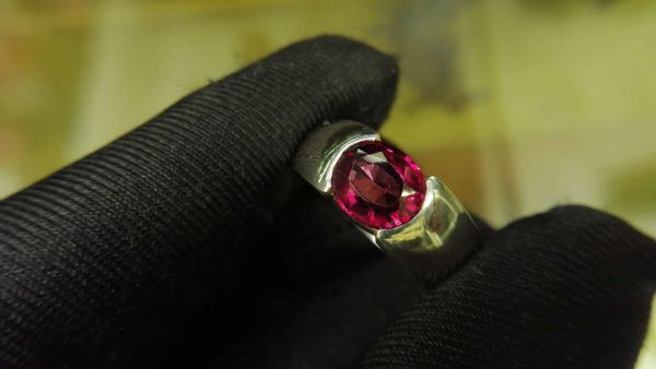 Metal : Standard 925 Silver Colour : Red Stone : Garnet Weight : 8.51 g Type : Ring 石榴石銀介指 宝石 : 石榴石 颜色 : 红色 透明 : 好透明 金属:银 重量:8.51 克