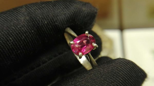 Metal : Standard 925 Silver Colour : Red Stone : Garnet Weight : 3.12 g Type : Ring 石榴石銀介指 宝石 : 石榴石 颜色 : 红色 透明 : 好透明 金属:银 重量:3. 12 克