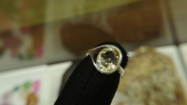 Metal : Standard 925 Silver Colour : Yellow Stone : Citrine Type : Ring Weight : 3.56 g 黄水晶銀介指 宝石 : 黄水晶 颜色 : 黃色 透明 : 好透明 金属:銀 重量:3.56 克