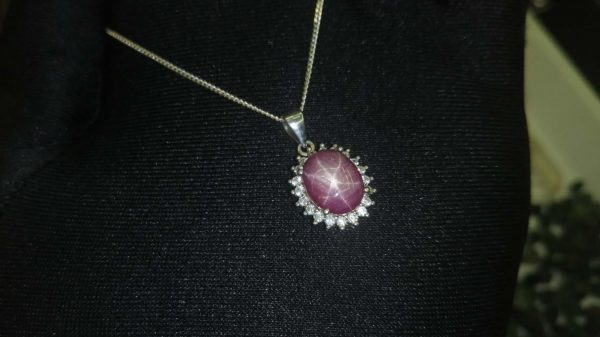 Metal : Standard 925 Silver Colour : Red Stone : Star Sapphire Type : Necklace Weight : 3.42 g 星光红宝石銀項鍊 宝石 : 星光红宝石 颜色 : 红色 透明 : 好透明 金属：銀 重量：3.42 克