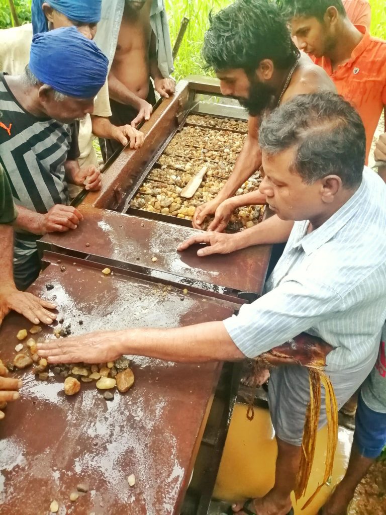 Traditional gem bearing gravels washing and washing by machines