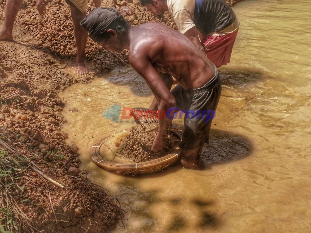 Traditional gem bearing gravels washing and washing by machines