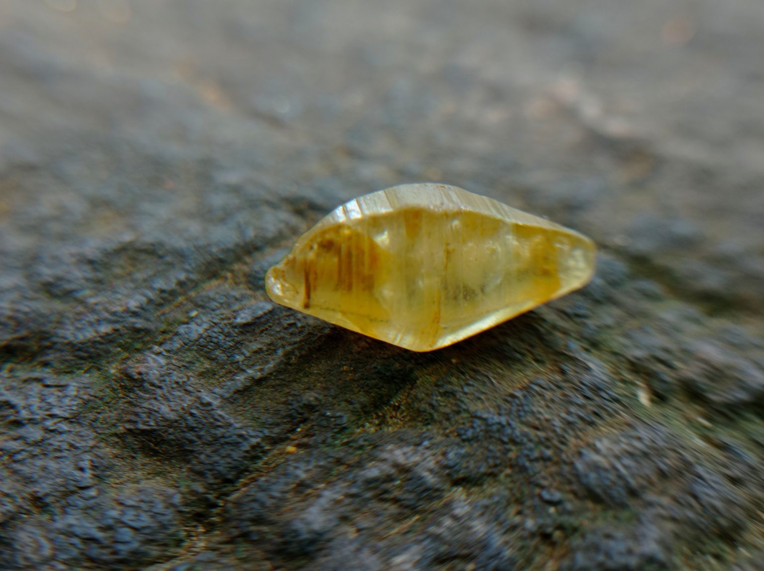 CEYLON NATURAL COMPLETE SAPPHIRE CRYSTAL DANU GROUP GEMTONES