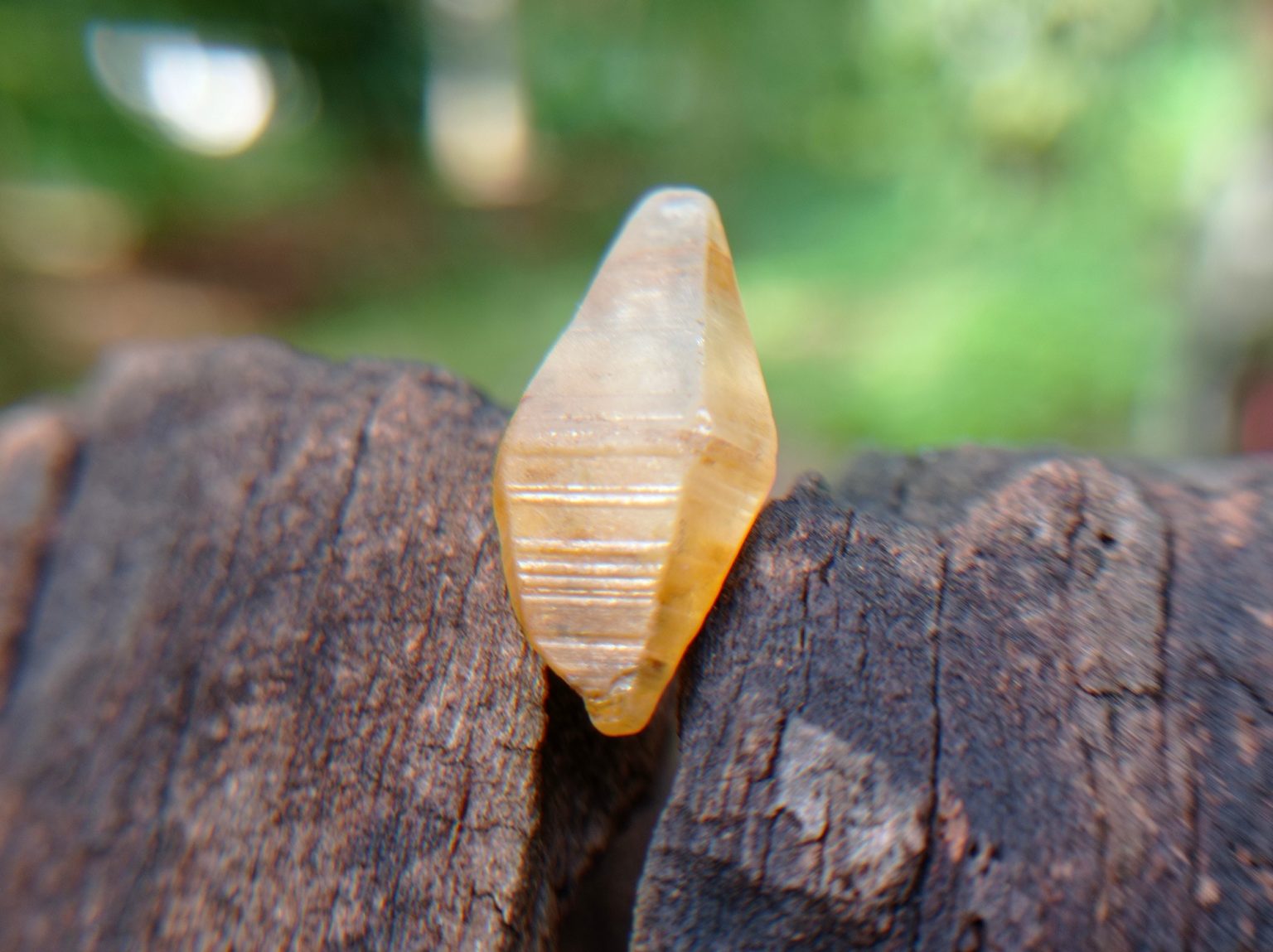CEYLON NATURAL COMPLETE SAPPHIRE CRYSTAL DANU GROUP GEMTONES