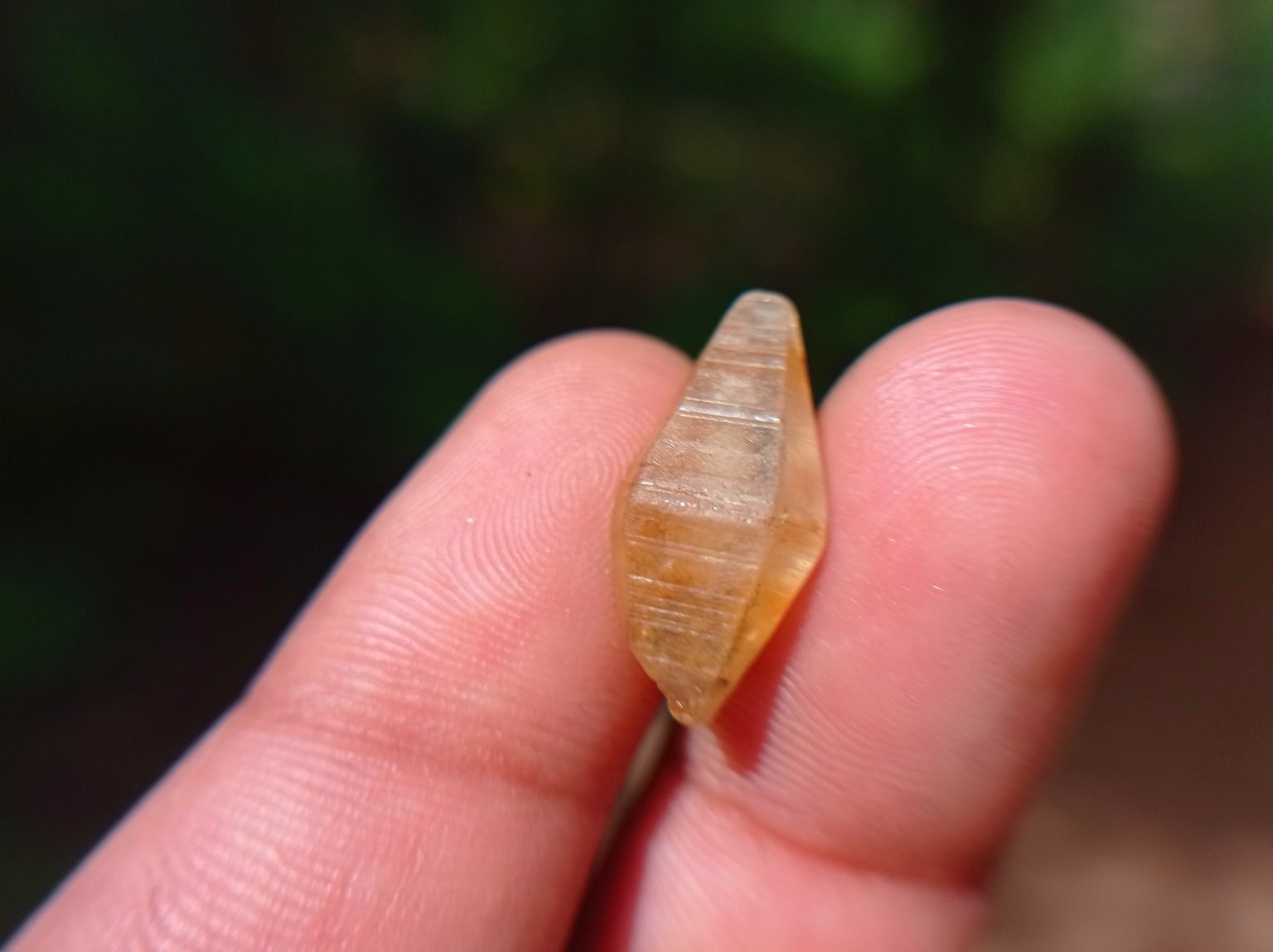 CEYLON NATURAL COMPLETE SAPPHIRE CRYSTAL DANU GROUP GEMTONES