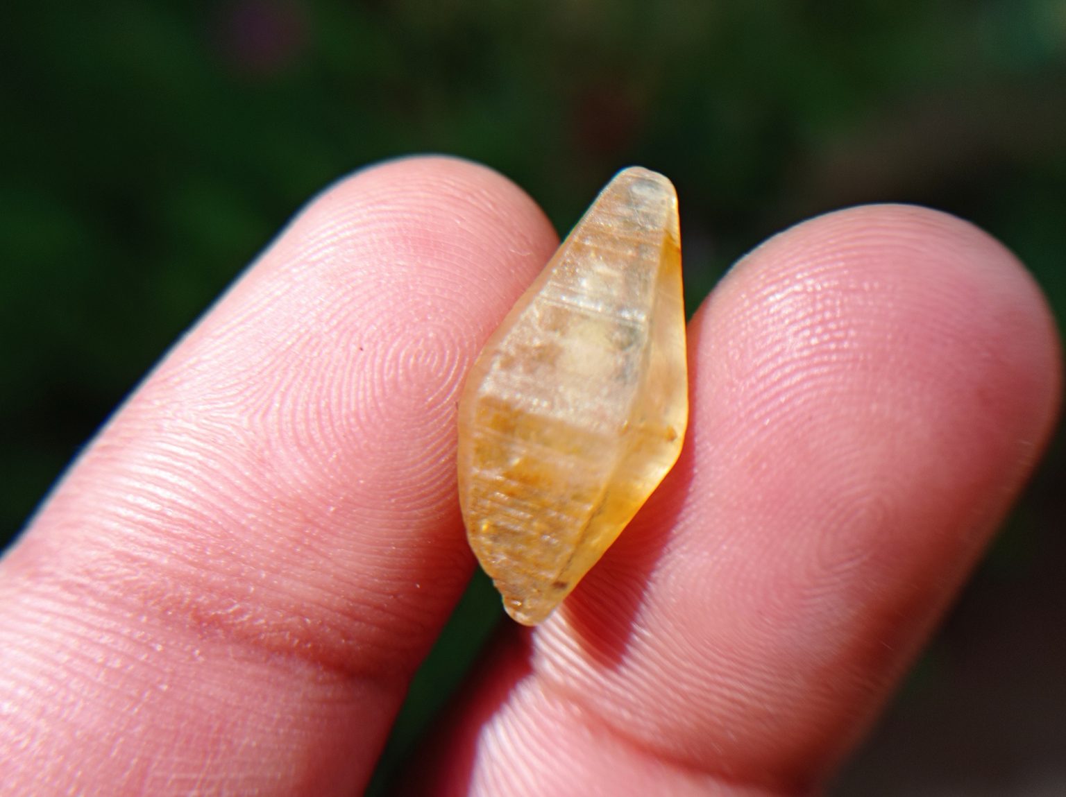 CEYLON NATURAL COMPLETE SAPPHIRE CRYSTAL DANU GROUP GEMTONES