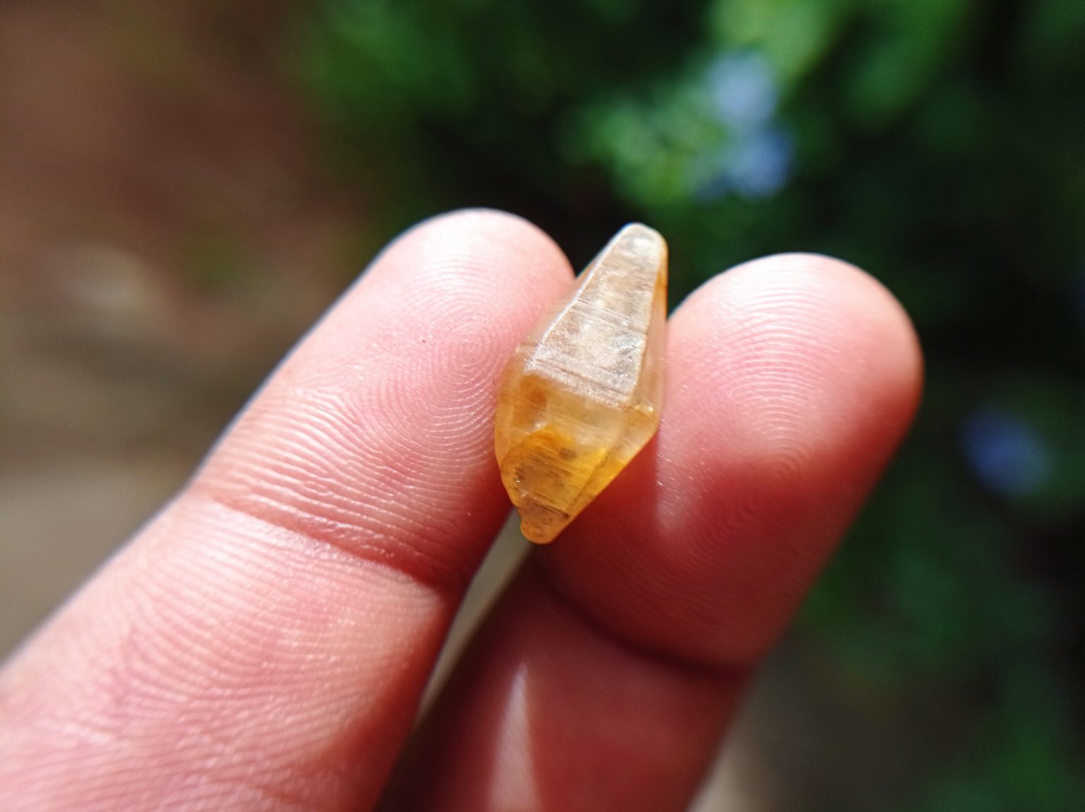 CEYLON NATURAL COMPLETE SAPPHIRE CRYSTAL DANU GROUP GEMTONES