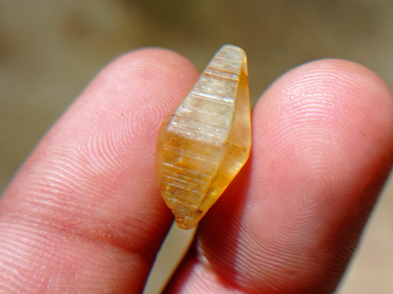 CEYLON NATURAL COMPLETE SAPPHIRE CRYSTAL DANU GROUP GEMTONES