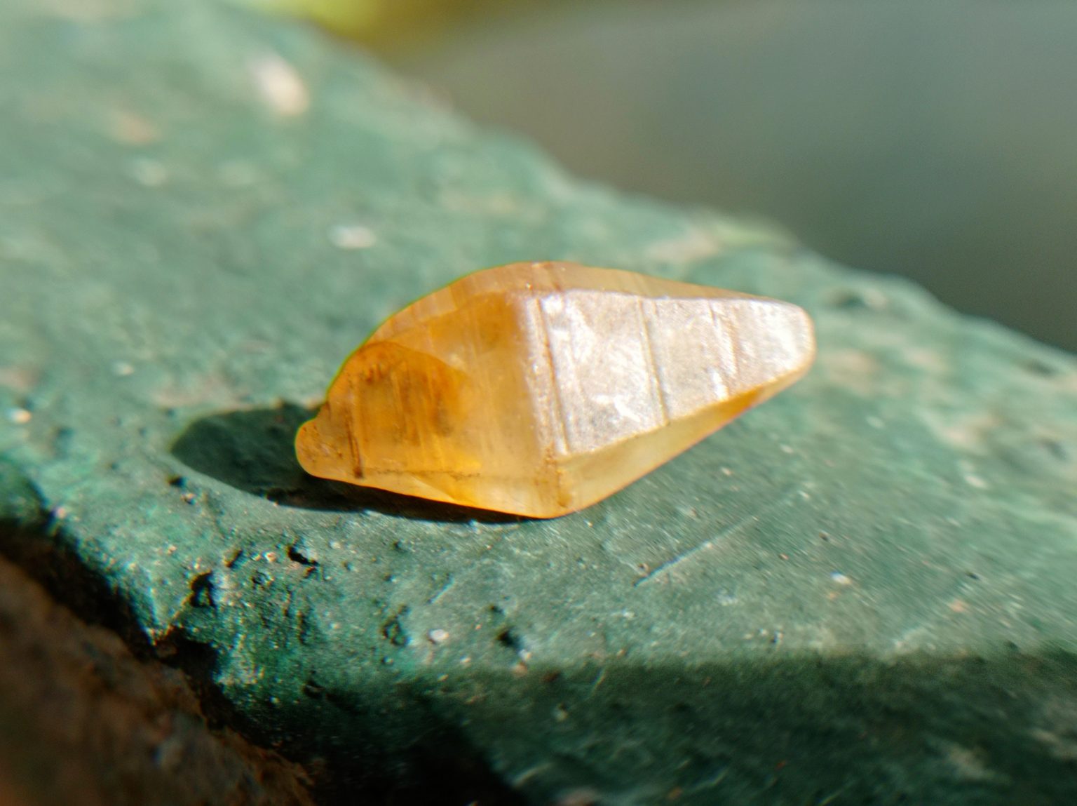 CEYLON NATURAL COMPLETE SAPPHIRE CRYSTAL DANU GROUP GEMTONES