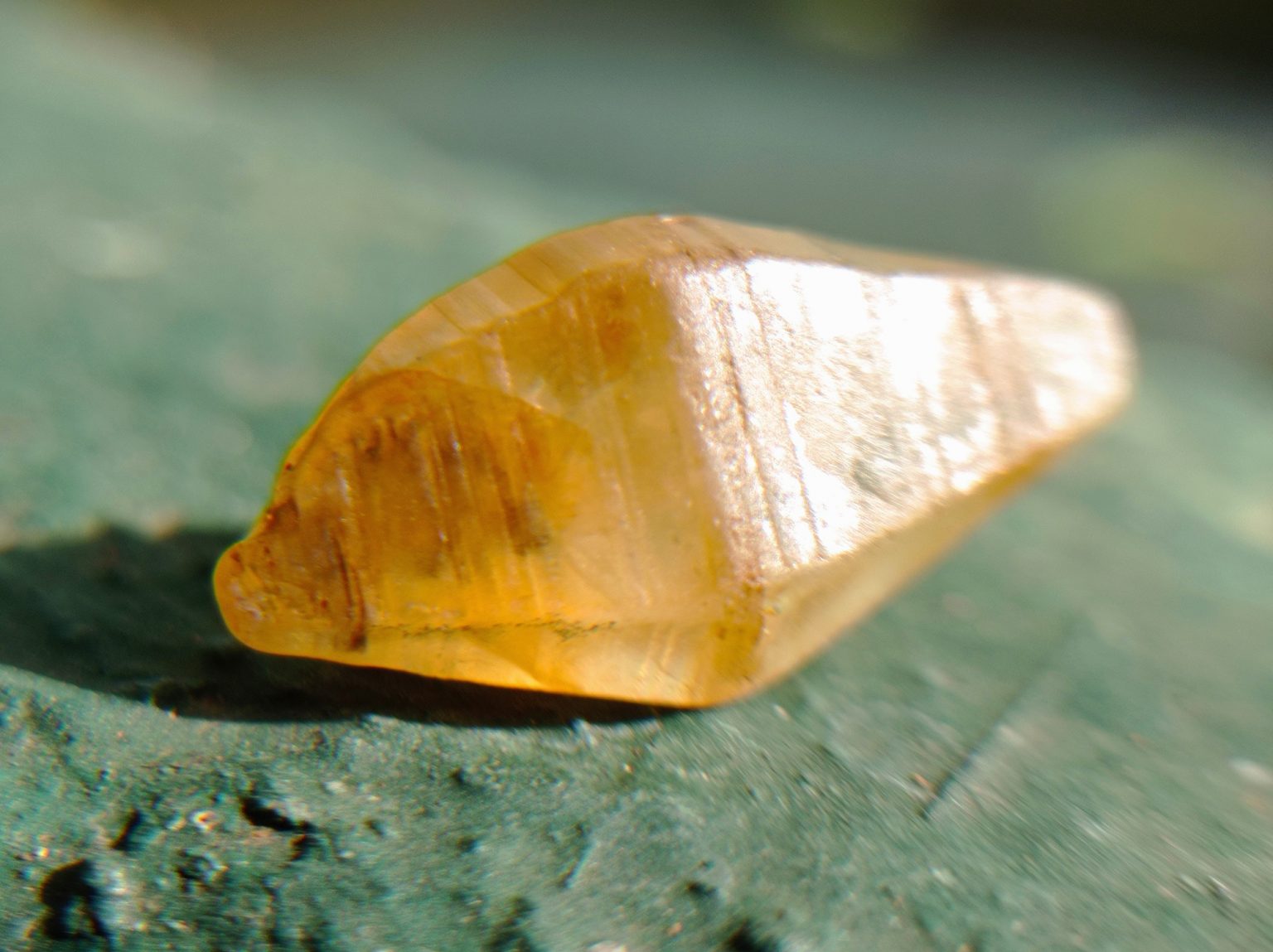 CEYLON NATURAL COMPLETE SAPPHIRE CRYSTAL DANU GROUP GEMTONES