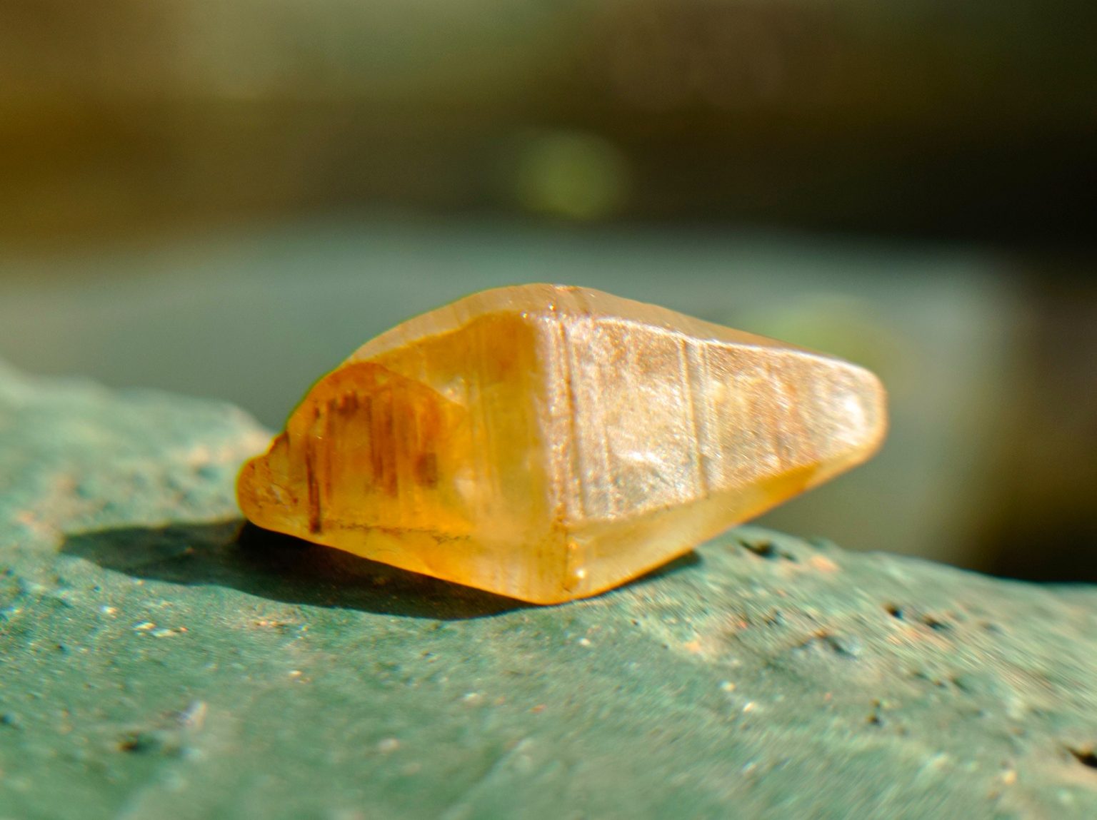CEYLON NATURAL COMPLETE SAPPHIRE CRYSTAL DANU GROUP GEMTONES