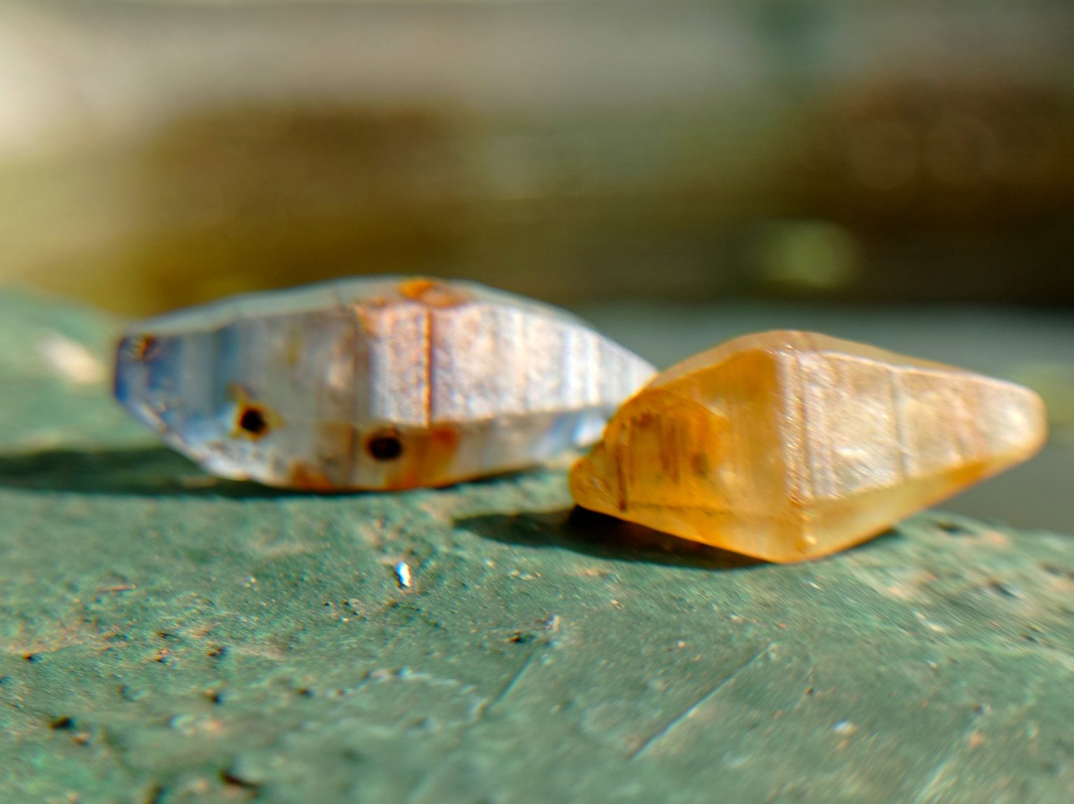 CEYLON NATURAL COMPLETE SAPPHIRE CRYSTAL DANU GROUP GEMTONES