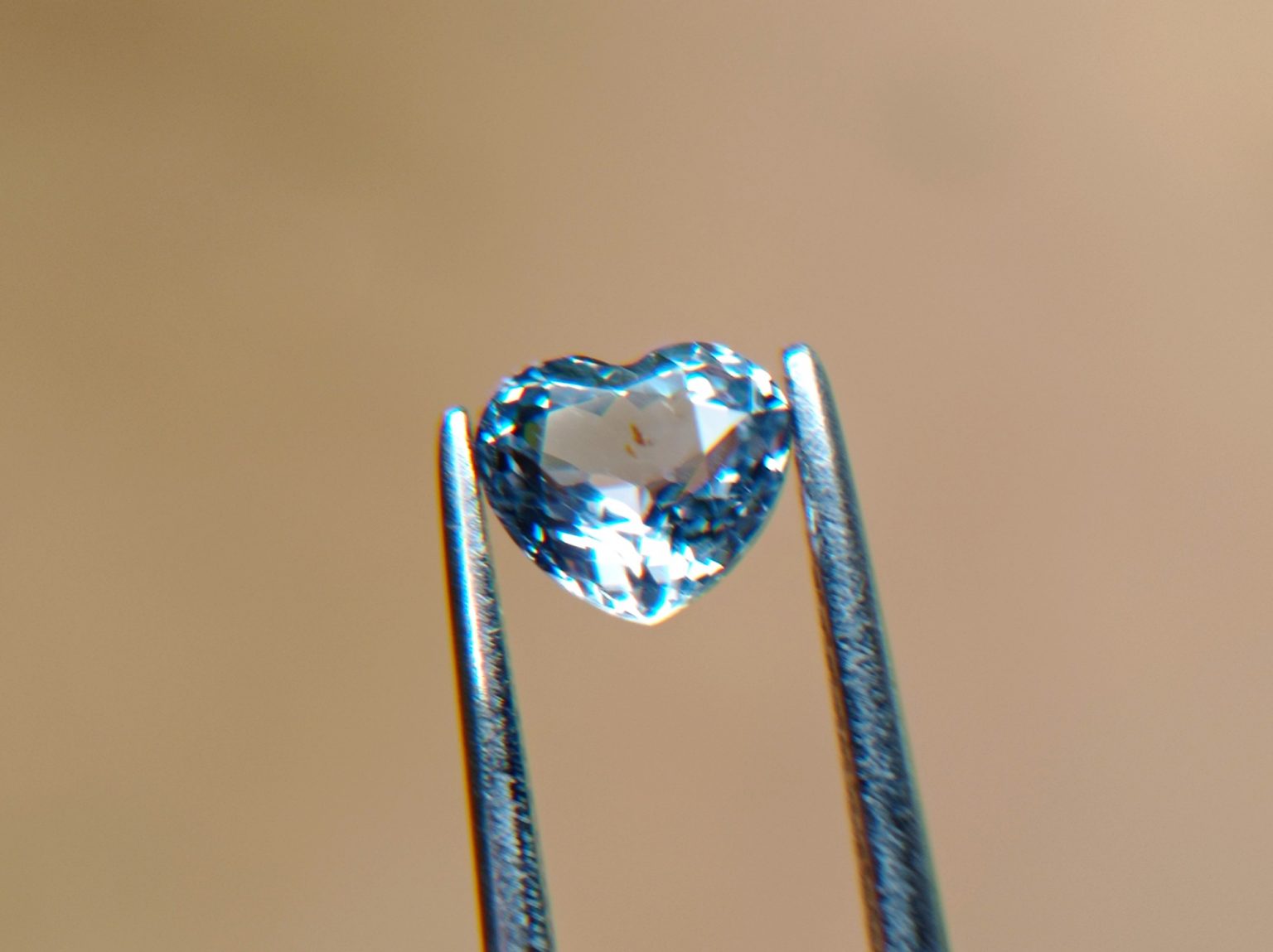 11_Natural white Sapphire from Danu Group Gemstones 01_compress97