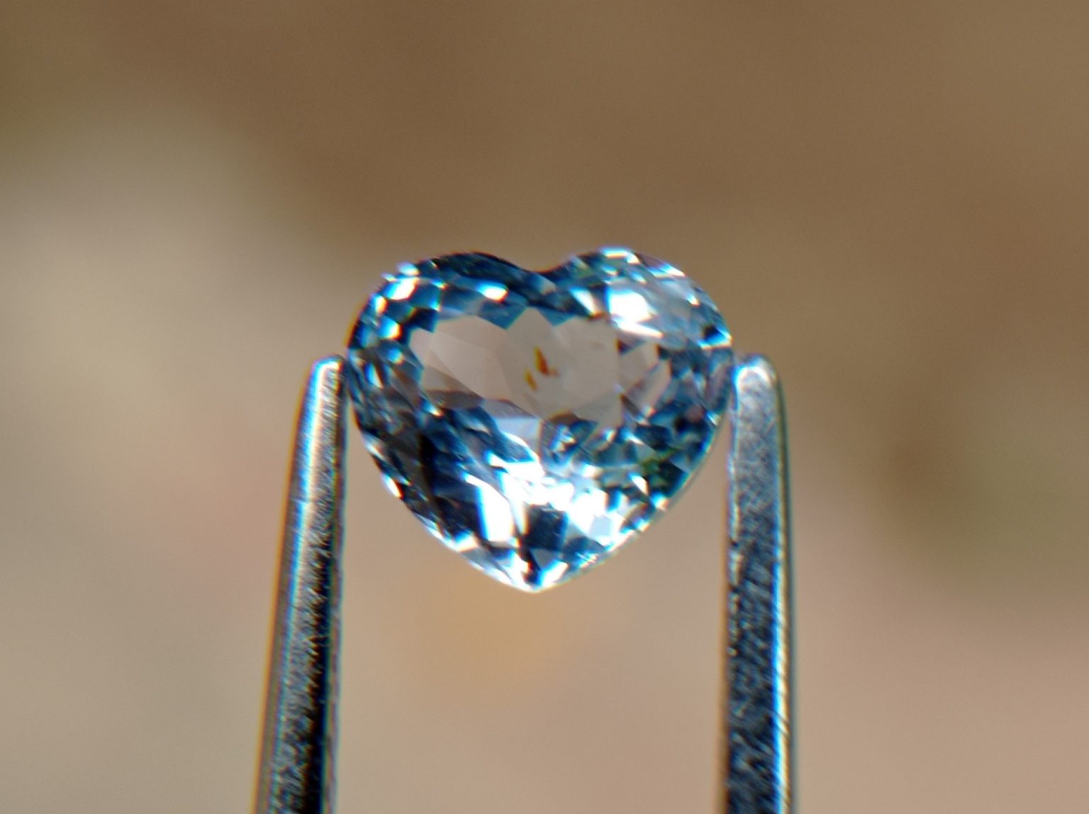 1_Natural white Sapphire from Danu Group Gemstones 01_compress54