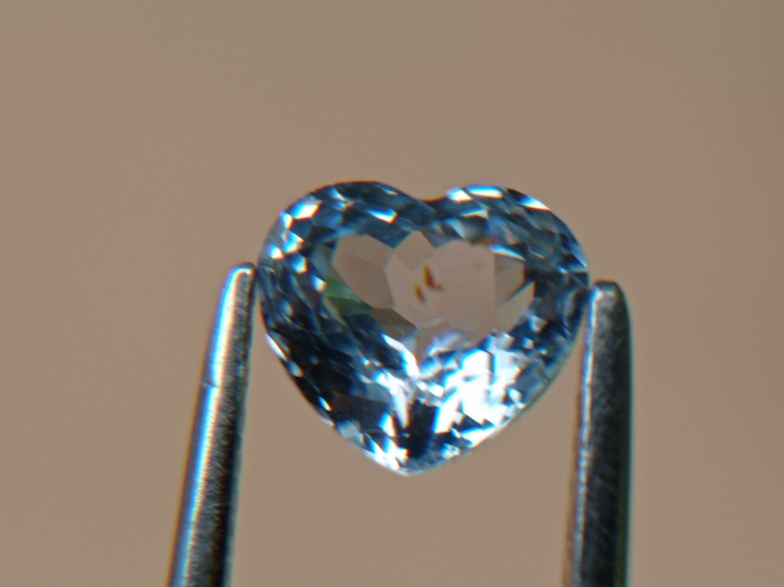 5_Natural white Sapphire from Danu Group Gemstones 01_compress83