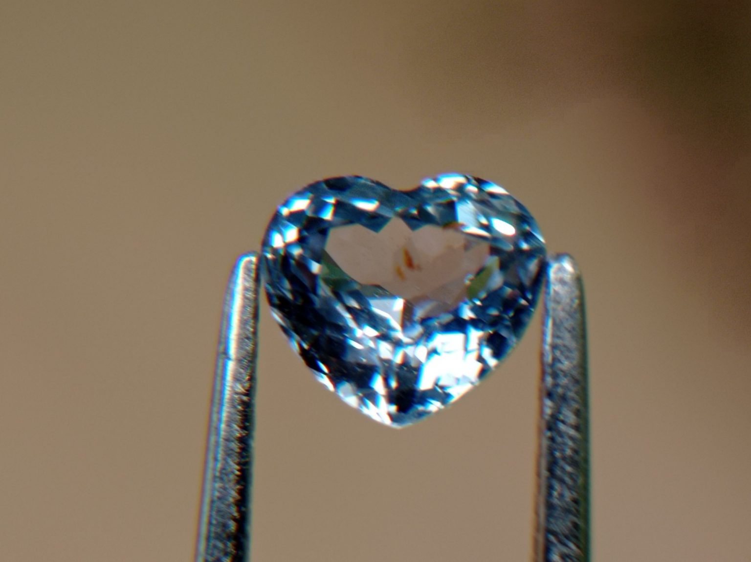 8_Natural white Sapphire from Danu Group Gemstones 01_compress32
