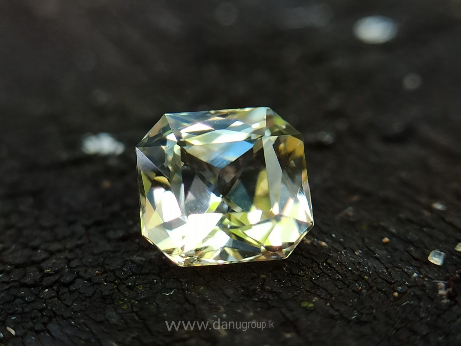 Natural Natural Yellow Sapphire With amazing luster - Danu Group Gemstones