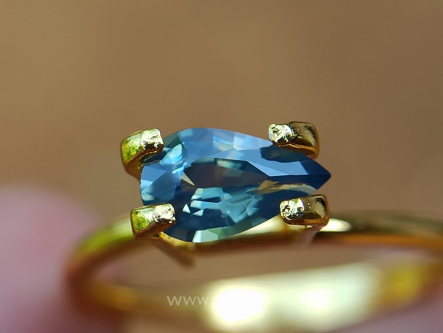 natural bi colour Sapphire pear danu group Gemstones