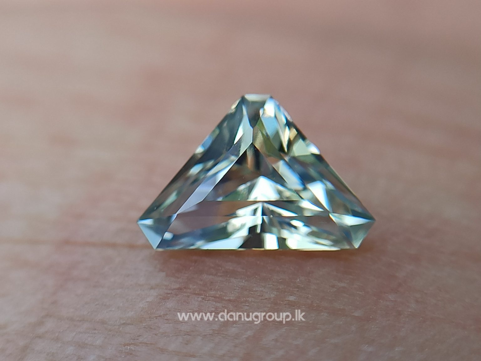 danugroup.lk - Ceylon Natural Bi-Color Sapphire from Danu Group Gemstones Collections