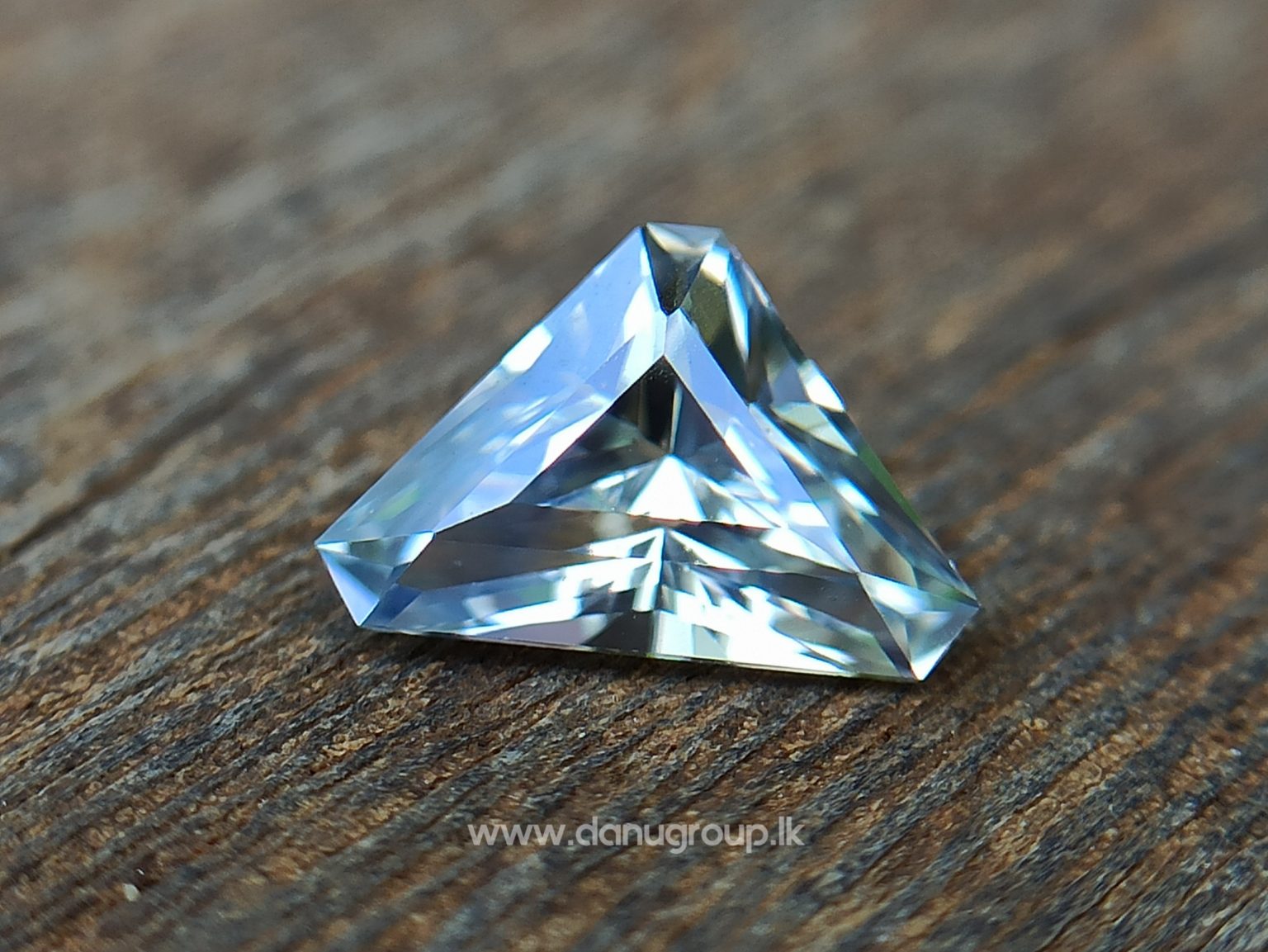 danugroup.lk - Ceylon Natural Bi-Color Sapphire from Danu Group Gemstones Collections