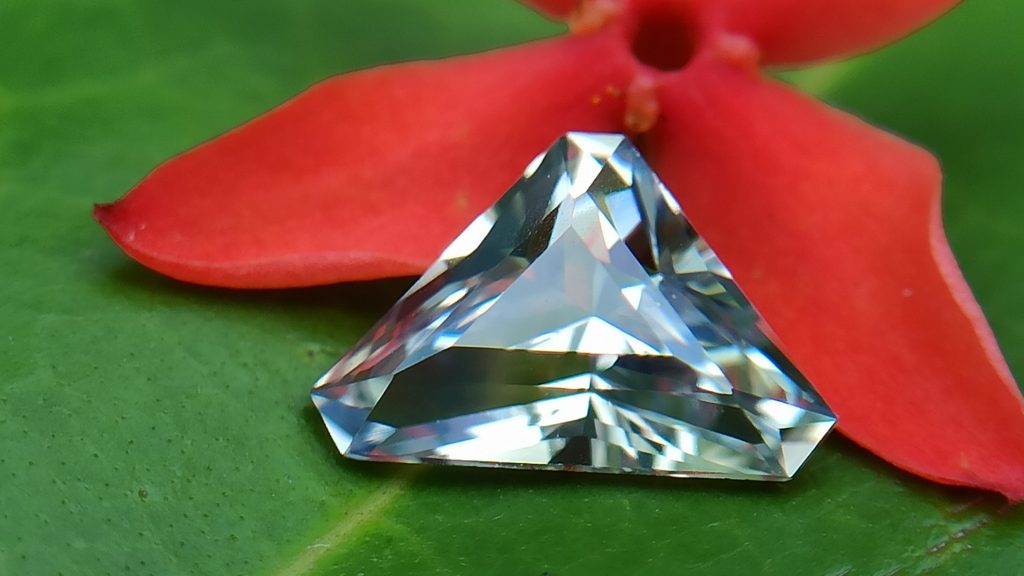 danugroup.lk - Ceylon Natural Bi-Color Sapphire from Danu Group Gemstones Collections