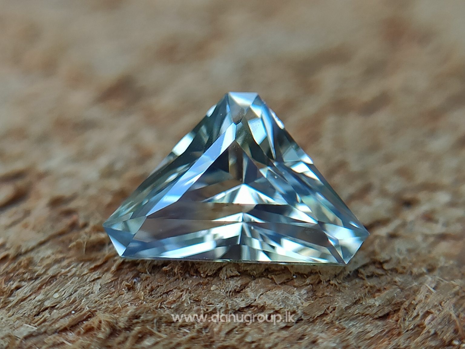 danugroup.lk - Ceylon Natural Bi-Color Sapphire from Danu Group Gemstones Collections