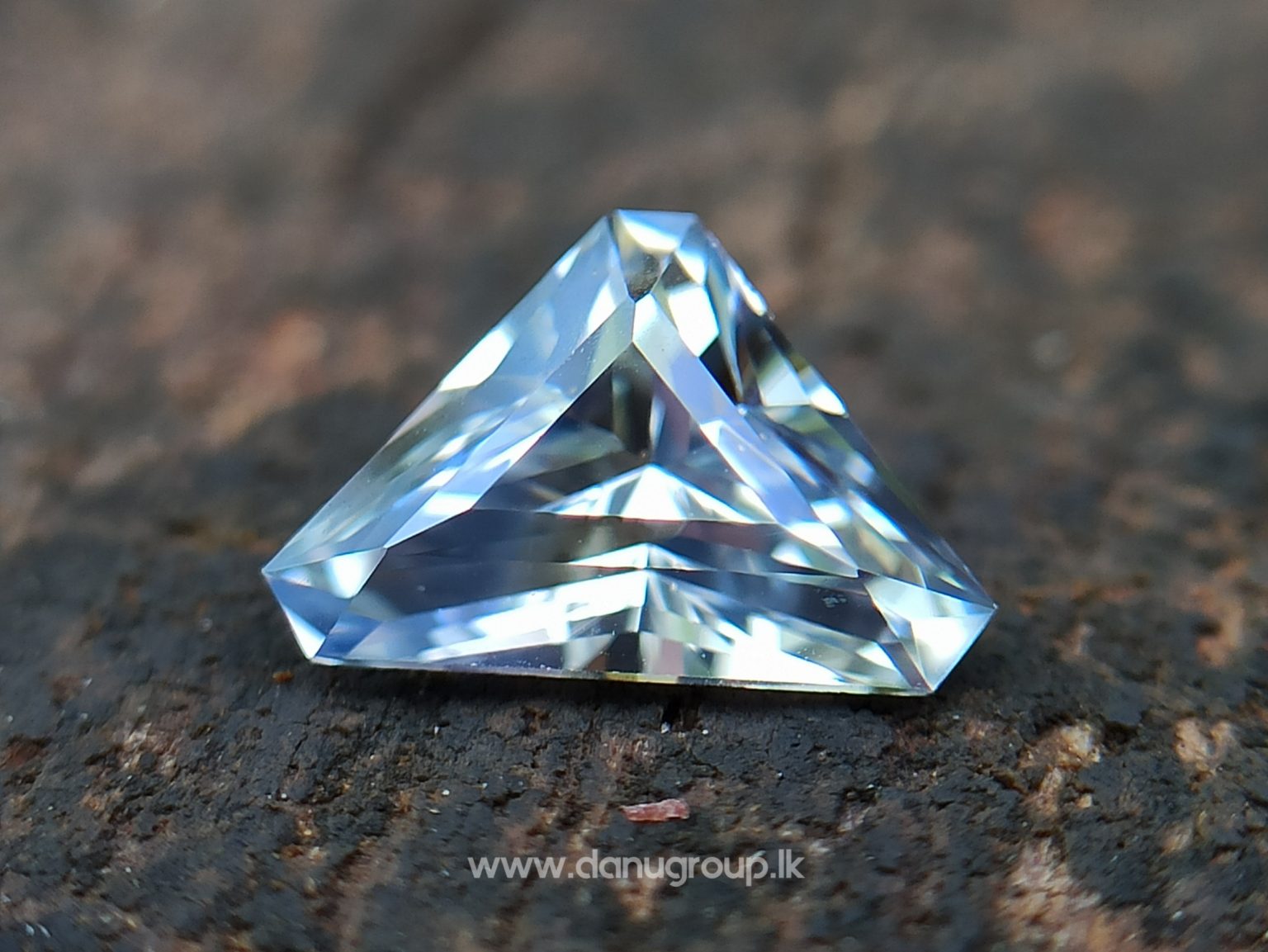 danugroup.lk - Ceylon Natural Bi-Color Sapphire from Danu Group Gemstones Collections