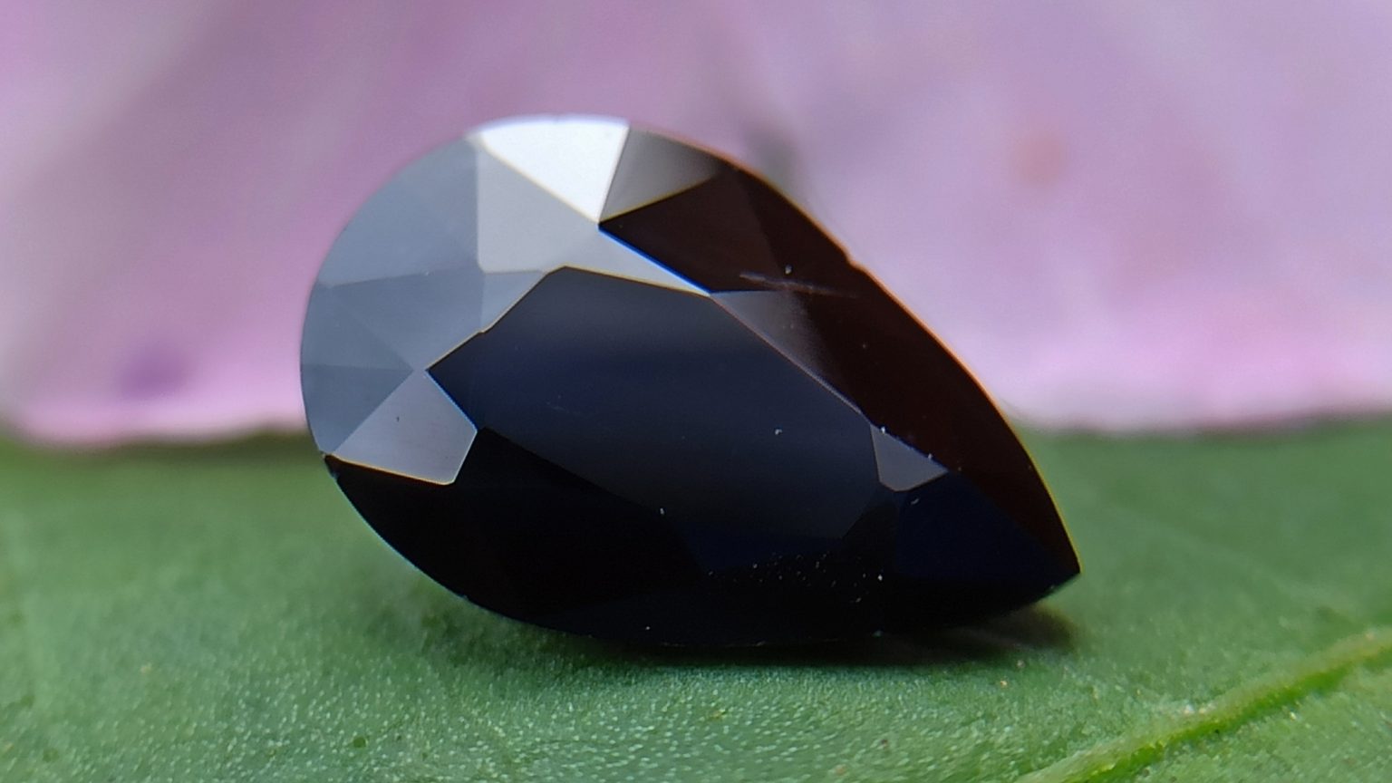Ceylon Natural Dark Blue Sapphire kaka neelam ( stone of the planet Saturn ) danugroup.lk