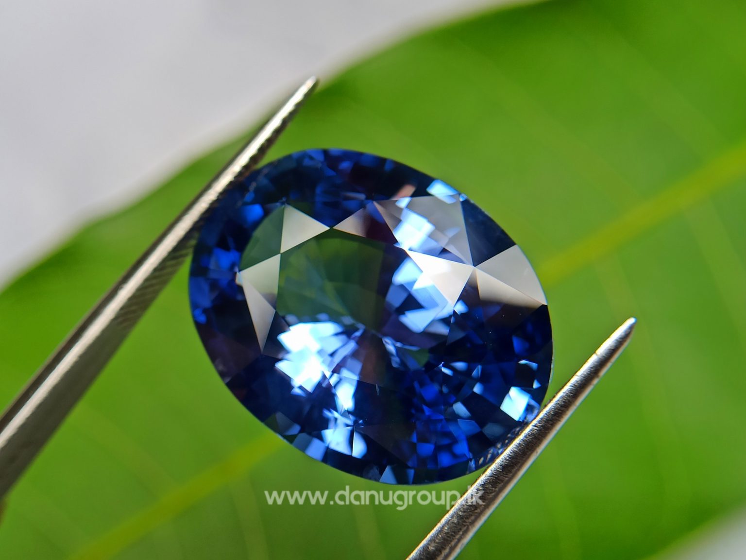 Huge Ceylon Blue Sapphire 27 ct High Quality Big blue sapphire from Danu Group