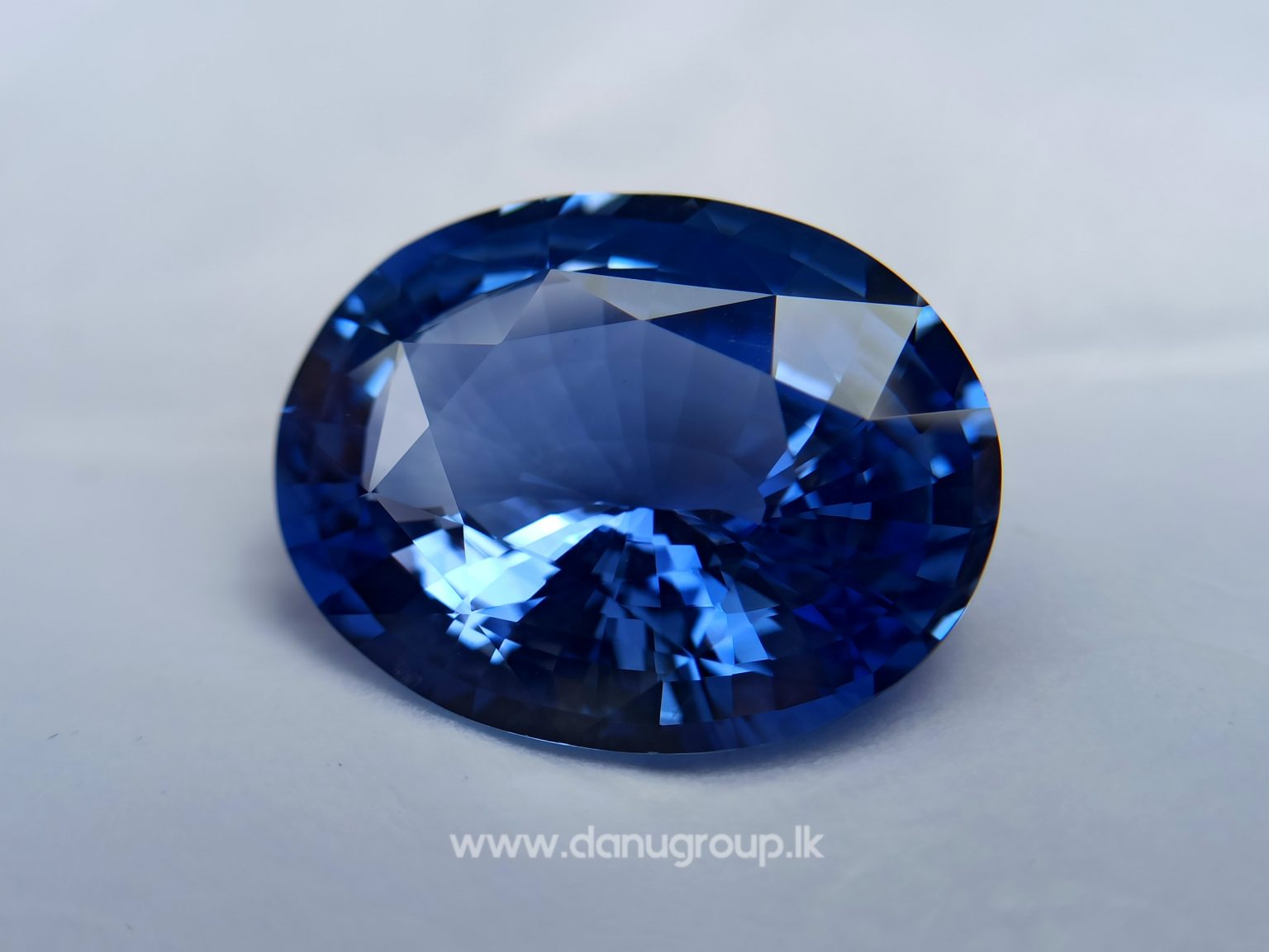Huge Ceylon Blue Sapphire 27 ct High Quality Big blue sapphire from Danu Group