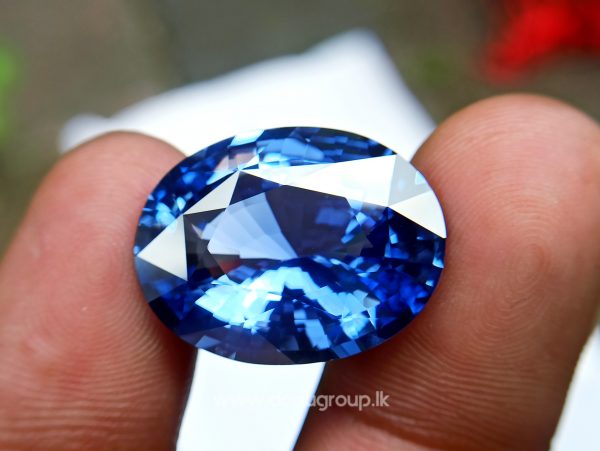Huge Ceylon Blue Sapphire 27 ct High Quality Big blue sapphire from Danu Group