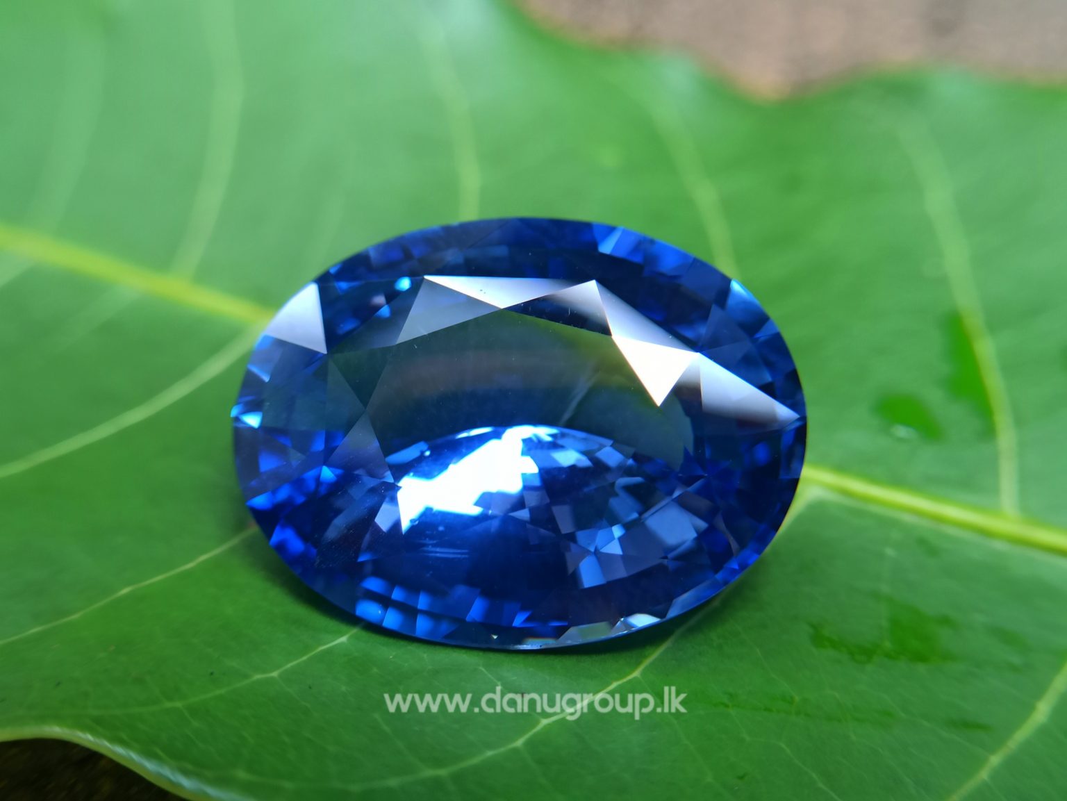 Huge Ceylon Blue Sapphire 27 ct High Quality Big blue sapphire from Danu Group