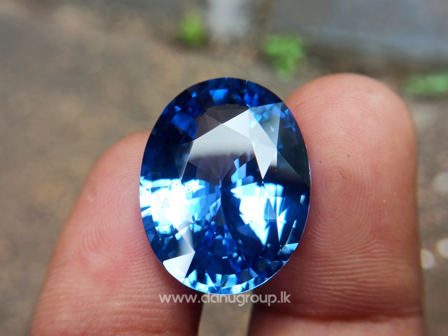 Huge Ceylon Blue Sapphire 27 ct High Quality Big blue sapphire from Danu Group