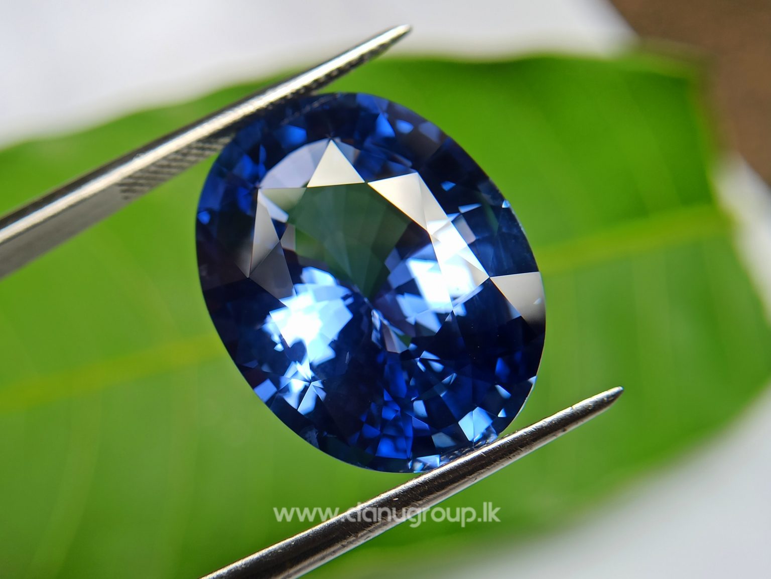 Huge Ceylon Blue Sapphire 27 ct High Quality Big blue sapphire from Danu Group