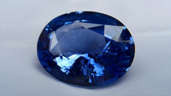 Huge Ceylon Blue Sapphire 27 ct High Quality Big blue sapphire from Danu Group