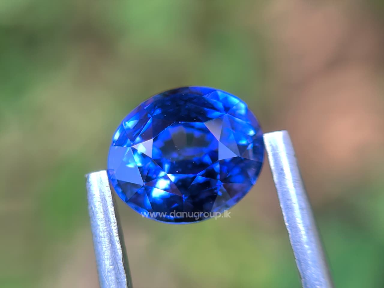 Side profile of 1.19 ct heated Ceylon Blue Sapphire oval mixed cut