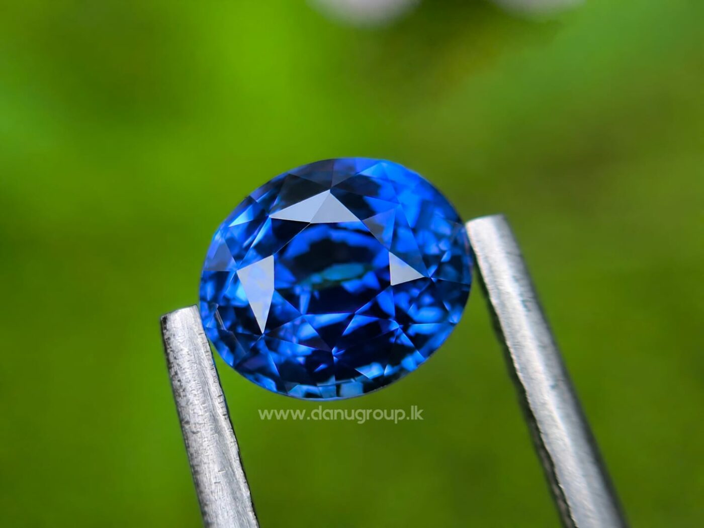 Side profile of 1.19 ct heated Ceylon Blue Sapphire oval mixed cut