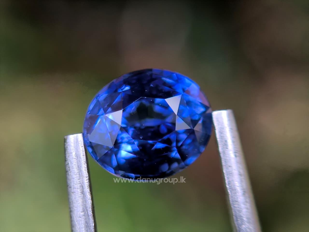 Side profile of 1.19 ct heated Ceylon Blue Sapphire oval mixed cut